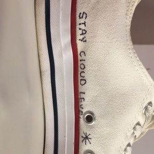 Men’s size 9 converse kicks